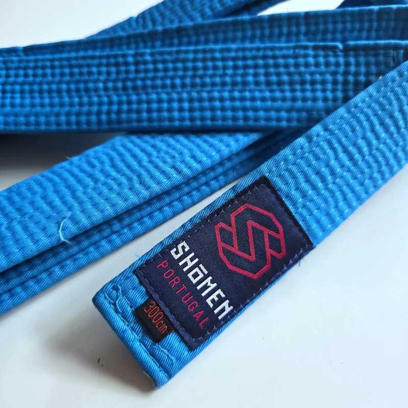Cinto azul Shomen com etiqueta bordada