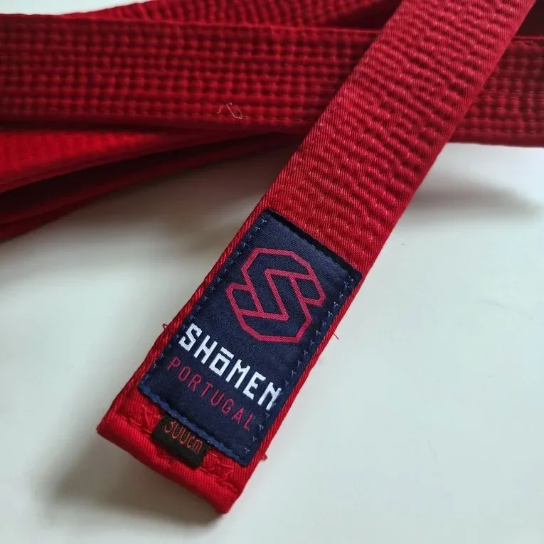 Cinto vermelho Shomen com etiqueta bordada