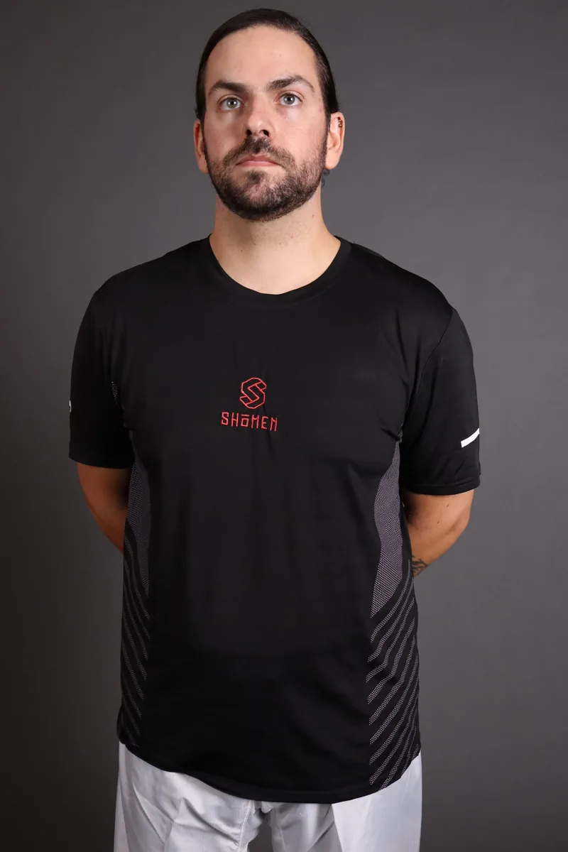 Atleta de frente com a t-shirt técnica preta Shomen