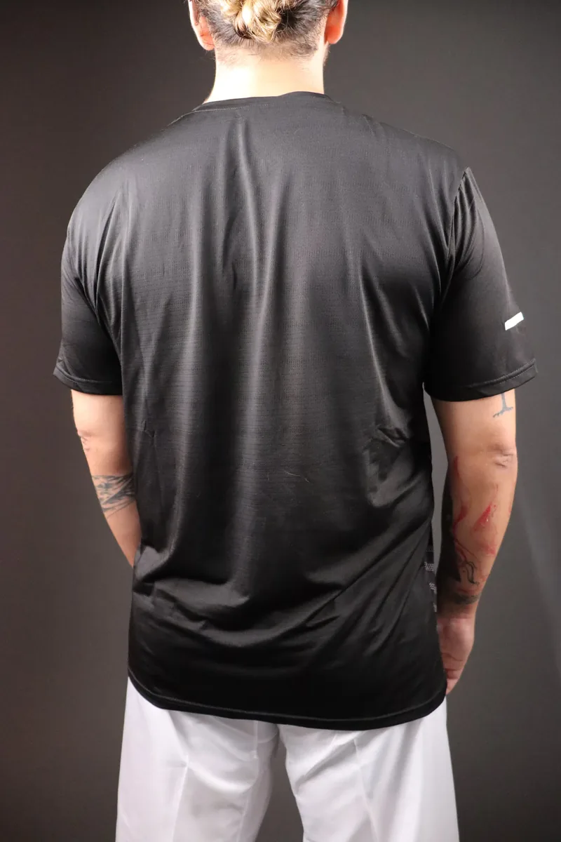 Atleta de costas com a t-shirt técnica preta Shomen