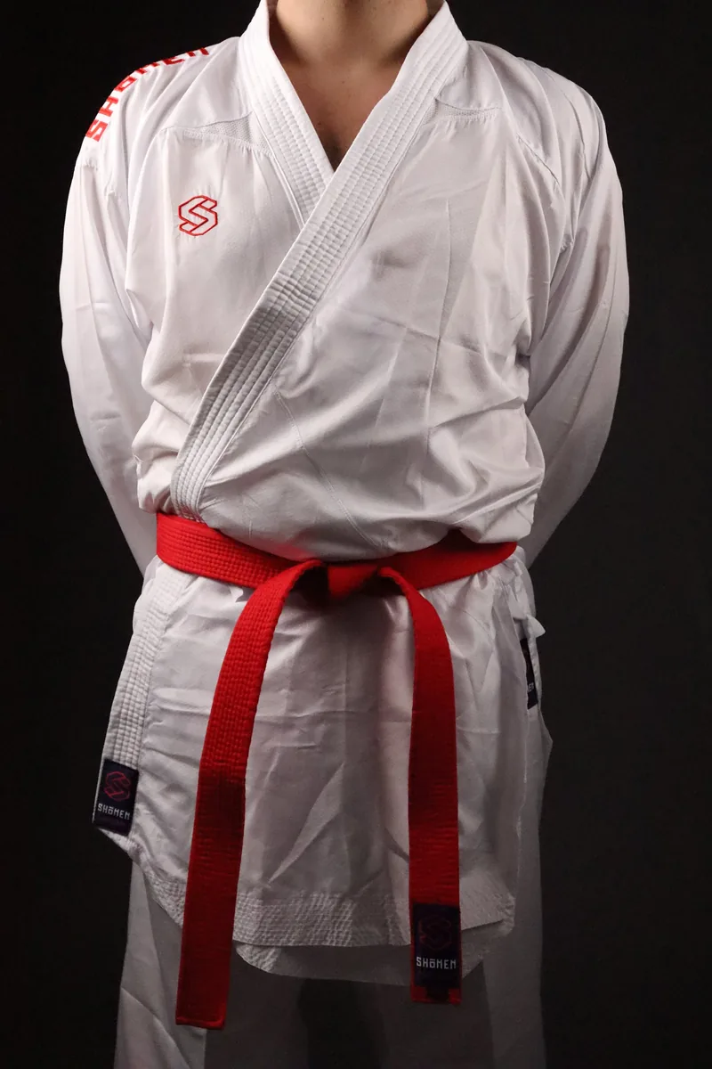 Casaco de kimono de kumite branco Shomen com cinto vermelho, visto de frente