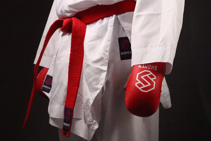 Pormenor do cinto vermelho e da luva vermelha sobre o kimono Shomen