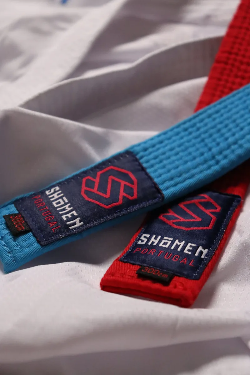 Cintos azul e vermelho Shomen com etiquetas bordadas, sobre um kimono
