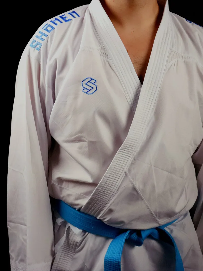 Casaco de kimono Shomen com cinto azul, visto de frente