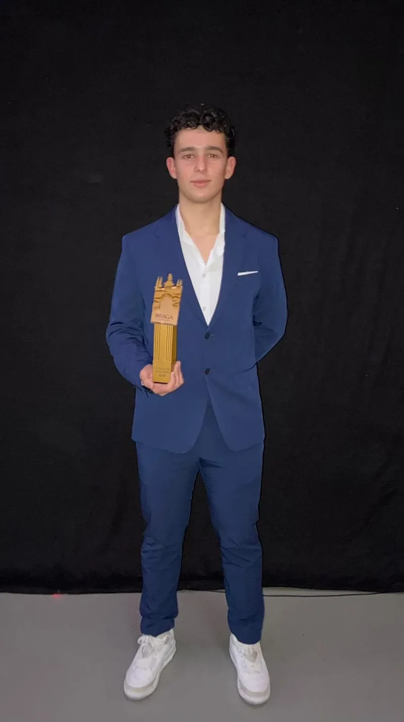 André Aguiar de fato azul a segurar um troféu